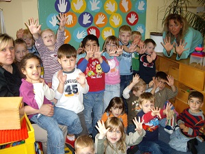Viele Kinder auf einem Gruppenfoto 