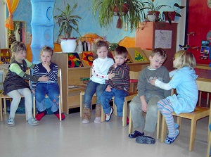 6 Kinder sitzen paarweise nebeneinander