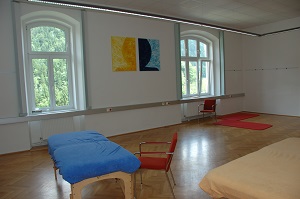 Der Seminarraum Freiland mit Behandlungstischen und Bodenmatten